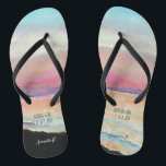 Der pastellfarbene Sonnenuntergang des Strandes is Badesandalen<br><div class="desc">Pastellfarbene Sonnenuntergang am Strand | Flip Flops. Woll ein einzigartiges Gast-Geschenk für Ihre Hochzeit in Urlaubsort am Strand? Tragen Sie den Strand zu Füßen mit diesen einzigartigen Flip Flops mit einem bemalten Sonnenuntergang am Strand. Einfach mit Ihren persönlichen Daten anpassen. Sie können Ihren Namen, Datum, Ort und Nachnamen zunächst ändern!...</div>