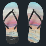 Der pastellfarbene Sonnenuntergang des Strandes is Badesandalen<br><div class="desc">Pastellfarbene Sonnenuntergang am Strand | Flip Flops. Woll ein einzigartiges Gast-Geschenk für Ihre Hochzeit in Urlaubsort am Strand? Tragen Sie den Strand zu Füßen mit diesen einzigartigen Flip Flops mit einem bemalten Sonnenuntergang am Strand. Einfach mit Ihren persönlichen Daten anpassen. Sie können Ihren Namen, Datum, Ort und Nachnamen zunächst ändern!...</div>
