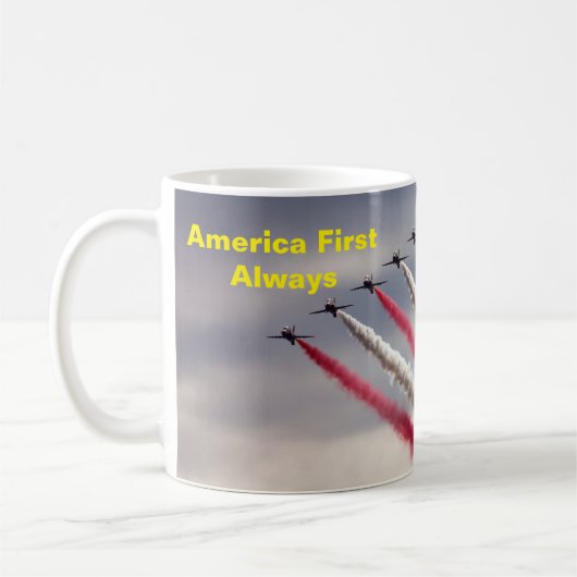 Der Patriotismus in die Höhe schnellt: Amerika zue Kaffeetasse (Links)