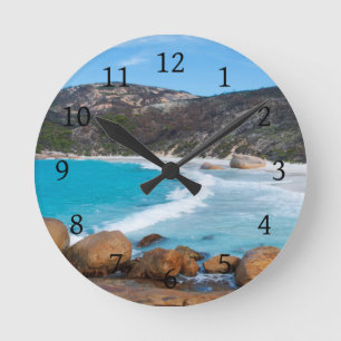 Der perfekte, weißer Strand und das blaue Meer Runde Wanduhr