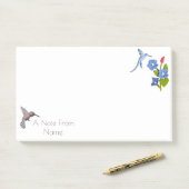 Der personalisierte Playdoh Hummingbird setzt sein Post-it Klebezettel (Auf Schreibtisch)