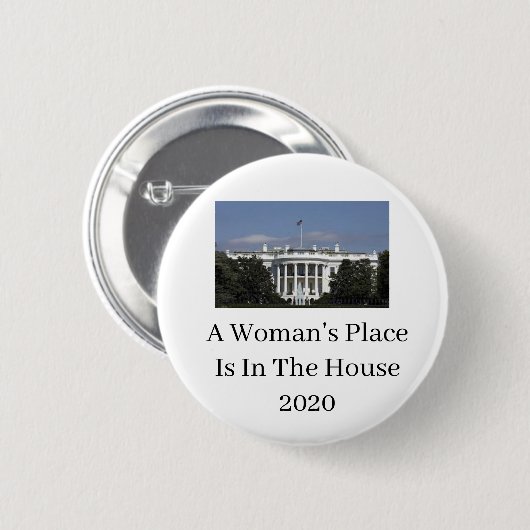 Der Platz einer Frau befindet sich im Knopf "Weiße Button (Vorne & Hinten)