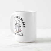 Der Platz einer Frau ist im Labor – STEM-Kunst Kaffeetasse (Vorderseite Links)