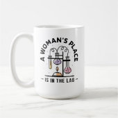 Der Platz einer Frau ist im Labor – STEM-Kunst Kaffeetasse (Links)