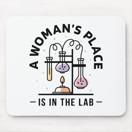 Der Platz einer Frau ist im Labor – STEM-Kunst Mousepad (Vorne)