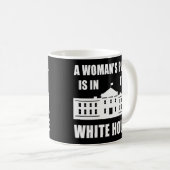 "DER PLATZ EINER FRAU IST IM WEISSEN HAUS " KAFFEETASSE (VorderseiteRechts)
