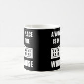 "DER PLATZ EINER FRAU IST IM WEISSEN HAUS " KAFFEETASSE (Mittel)