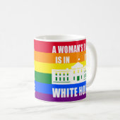 "DER PLATZ EINER FRAU IST IM WEISSEN HAUS " KAFFEETASSE (VorderseiteRechts)