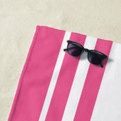 Der Pool ist in weiß rosa gestrichen oder Strandtuch (Beispiel)