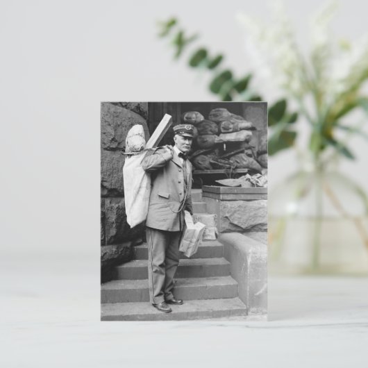 Der Postbote an der Post Postkarte (Stehend Vorderseite)