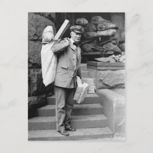 Der Postbote an der Post Postkarte