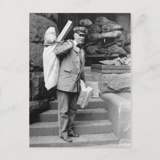 Der Postbote an der Post Postkarte