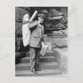 Der Postbote an der Post Postkarte (Vorderseite)