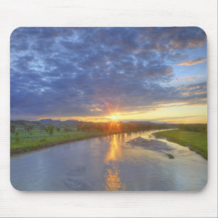 Der Powder River fängt das letzte Licht in Custer  Mousepad