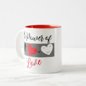 der Power der Liebe Schwarz, Rot und Weiß Zweifarbige Tasse (Vorderseite Links)