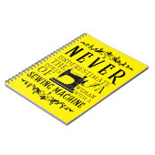 Der Power einer Frau mit einer Nähmaschine Notizblock (Linke Seite)