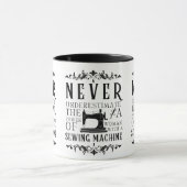 Der Power einer Frau mit einer Nähmaschine Tasse (Zentrum)
