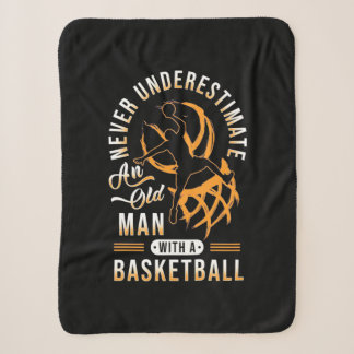 Der Power eines alten Mannes mit einem Basketball Sherpadecke