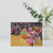 Der powWow-Feder-Tanz der Damen die Drehung Postkarte (Stehend Vorderseite)