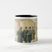 Der Prinz von Wales das Gebäude besichtigend Zweifarbige Tasse (Mittel)