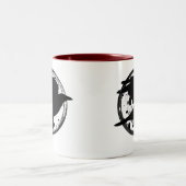 Der Rabe und die Mond-Tasse Zweifarbige Tasse (Mittel)