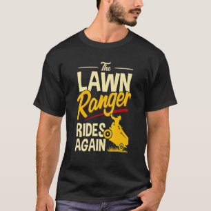 Der Ranger fährt wieder auf dem Rasen und mäht den T-Shirt