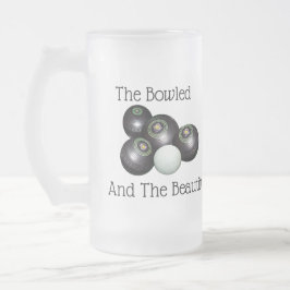 Der Rasen verschlingt den Kessel und das schöne, Mattglas Bierglas