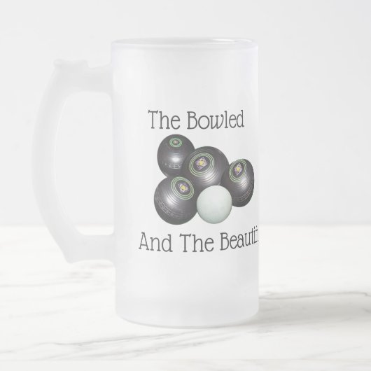 Der Rasen verschlingt den Kessel und das schöne, Mattglas Bierglas (Links)