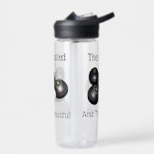 Der Rasen verschlingt den Kessel und das schöne, Trinkflasche (Links)