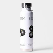 Der Rasen verschlingt den Kessel und das schöne, Trinkflasche (Links)