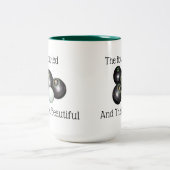 Der Rasen verschlingt den Kessel und das schöne, Zweifarbige Tasse (Mittel)