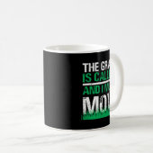 Der Rasenmäher, der im Gras steht, ruft die Arbeit Kaffeetasse (VorderseiteRechts)