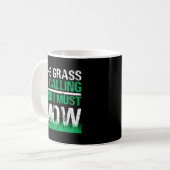 Der Rasenmäher, der im Gras steht, ruft die Arbeit Kaffeetasse (Vorderseite Links)