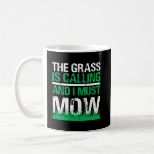 Der Rasenmäher, der im Gras steht, ruft die Arbeit Kaffeetasse
