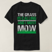 Der Rasenmäher, der im Gras steht, ruft die Arbeit T-Shirt (Design vorne)