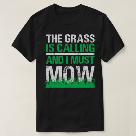 Der Rasenmäher, der im Gras steht, ruft die Arbeit T-Shirt (Design vorne)