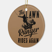 Der Rasenmäher fährt wieder auf dem Rasen. Keramik Ornament (Links)