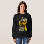 Der Rasenmäher fährt wieder auf dem Rasen. Sweatshirt (Vorne ganz)