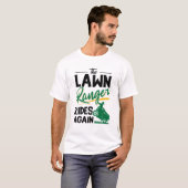 Der Rasenmäher fährt wieder mit Grasmäher. T-Shirt (Vorne ganz)