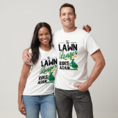 Der Rasenmäher fährt wieder mit Grasmäher. T-Shirt (Unisex)