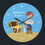 Der Raum des kundenspezifischen Piraten-Jungen Große Wanduhr<br><div class="desc">Das coole Piratenkind,  das einen roten Bandana trägt eine Klinge nahe bei einem Schatzkasten trägt,  füllte mit Gold auf einem Strand mit Hintergrund des blauen Himmels. Fertigen Sie diese niedliche Raum-Wanduhr des kleinen Jungen mit dem Namen Ihr Kindes im Weiß besonders an. Ahoi,  kameradschaftlich!</div>