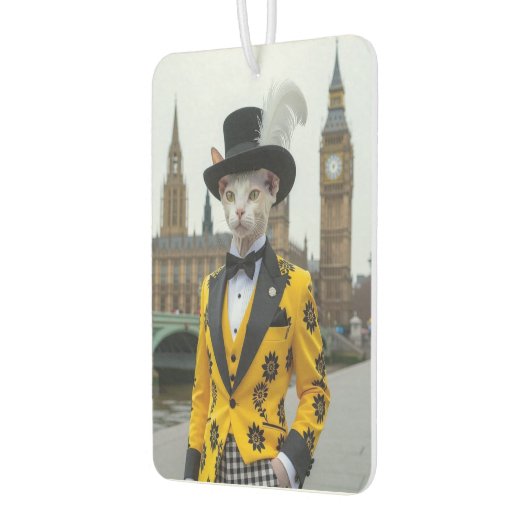 Der Regal Sphynx in seinem verblüffenden Anzug im Autolufterfrischer (Links)