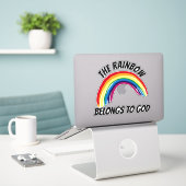 DER REGENBOGEN GEHÖRT GOTT AUFKLEBER (Laptop auf Schreibtisch)