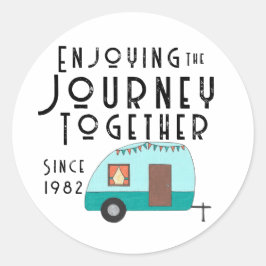 Der Retro-Camper für Reisen zusammen Runder Aufkleber