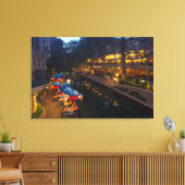 Der Riverwalk bei der Abenddämmerung im Zentrum vo Leinwanddruck (Insitu (Wohnzimmer))
