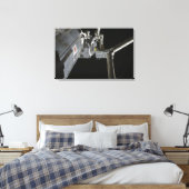 Der Roboterarm des japanischen Versuchsmodells Leinwanddruck (Insitu (Schlafzimmer))