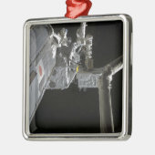 Der Roboterarm des japanischen Versuchsmodells Silbernes Ornament (Links)