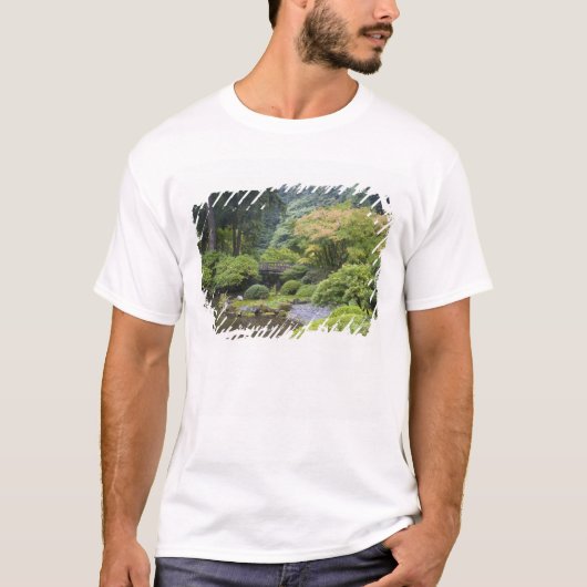 Der rollende Teich mit der Mondbrücke T-Shirt (Vorderseite)