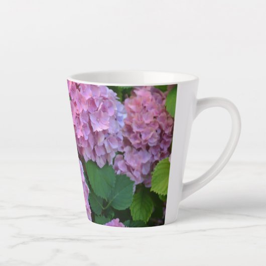 Der Rosa Hortensia-Hydrangebusch Milchtasse (Rechts)
