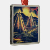 Der Ruheraum, Pyramiden Silbernes Ornament (Rechts)